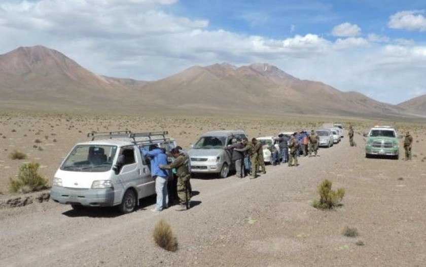 Los bolivianos detenidos cuando se trasladaban en 11 vehículos sobre territorio chileno. Foto: Página Siete