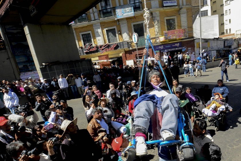 La protesta de los discapacitados continuará hasta alcanzar el bono de Bs 500, anunciaron. Foto: APG