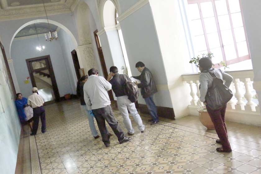 REALIDAD. En los pasillos de la Gobernación y en La Madona hay varios profesionales que intentan ubicarse en una fuente