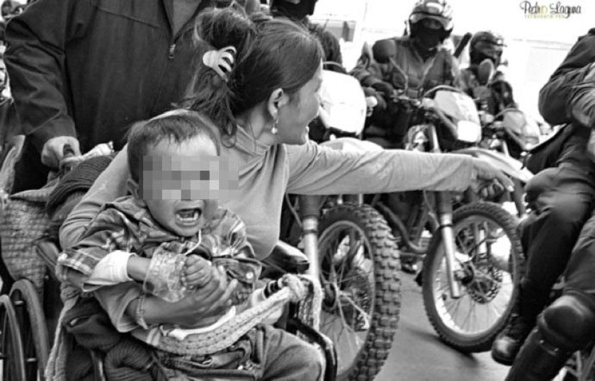 Fátima, madre de 19 años que vive en silla de ruedas, se enfrentó a la Policía junto con su pequeño hijo. Foto: P.Lagun