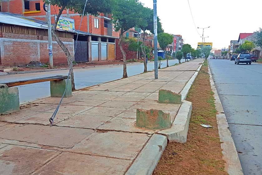 DESCUIDO. La avenida Diagonal Jaime Mendoza, entre El Abra y Azari, que será la ruta hacia el nuevo aeropuerto