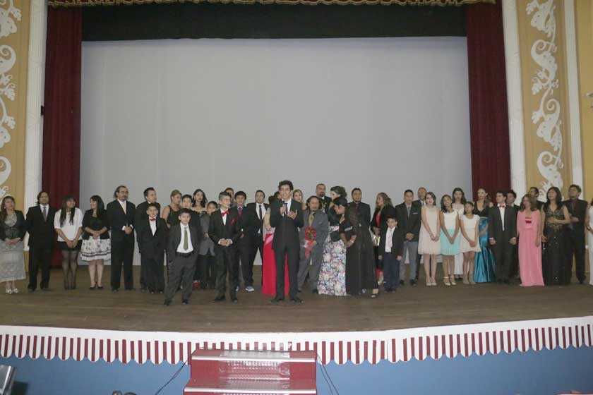 ELENCO. Al concluir la proyección, todo el elenco subió al escenario para saludar al público que aplaudió la obra