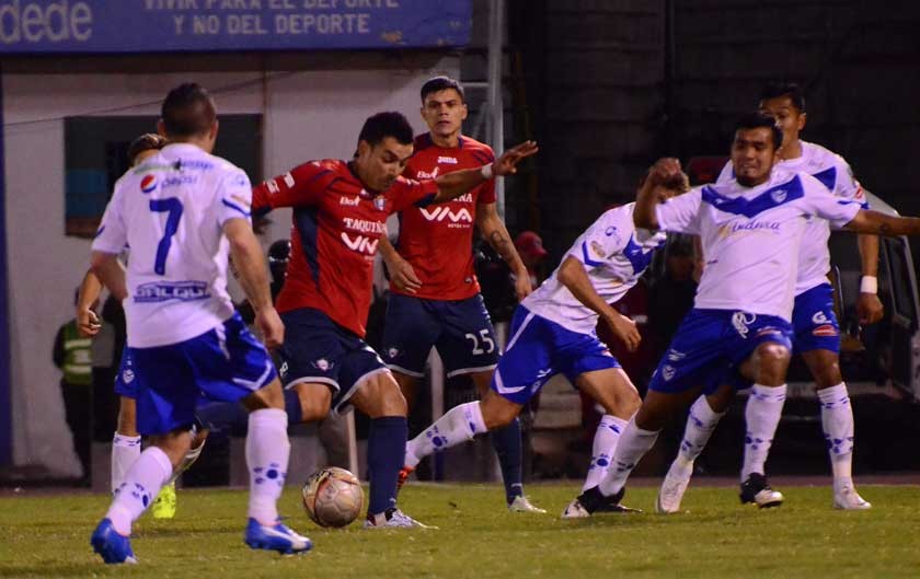 Los equipos de Wilstermann y San José empataron anoche, en el estadio Félix Capriles de Cochabamba.