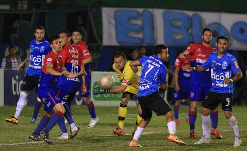 Un pasaje del partido jugado anoche en el estadio Ramón “Tahuichi” Aguilera Costas, entre Blooming y Universitario.