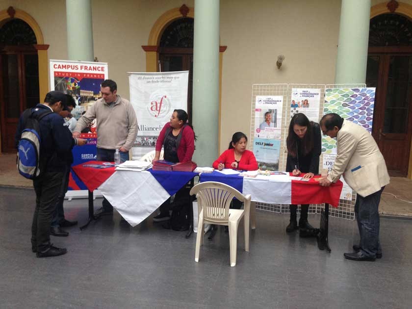 OFERTA. Institutos y la Universidad difunden las ofertas de becas en el exterior.