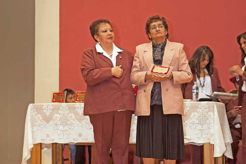 La directora entrega  un reconocimiento a Ely Felicidad Poppe.