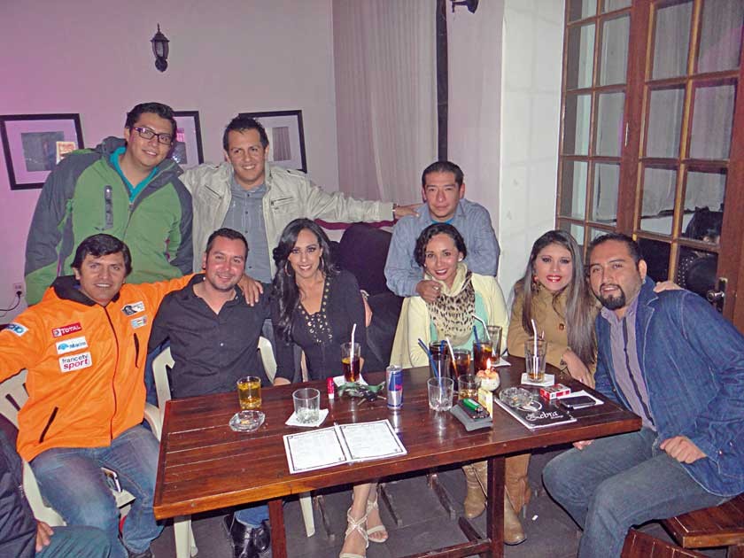 Amigos celebrando el 1 de mayo.