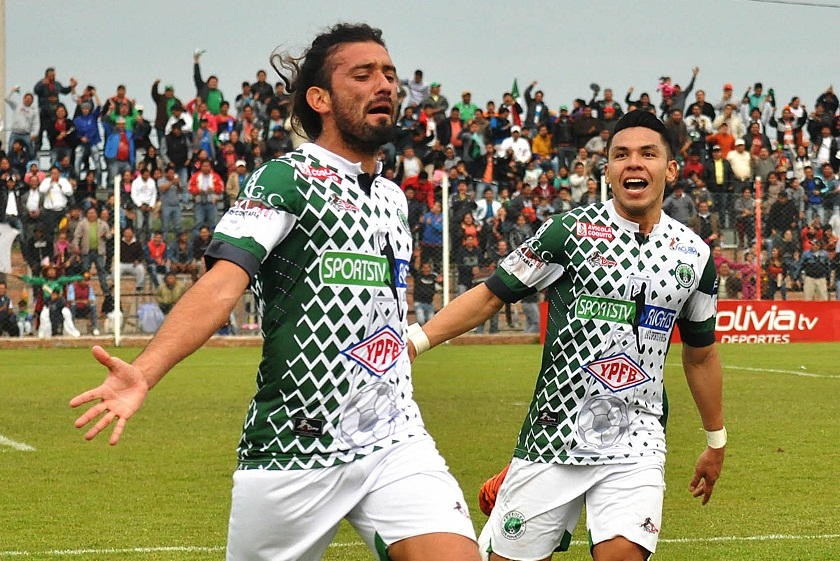 Maidana (i) celebra el cuarto gol del cuadro de Petrolero frente a Bolívar. Foto: APG
