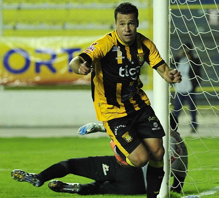 El delantero atigrado Rodrigo Vargas celebra el segundo gol de su equipo anoche, sobre el Toro warneño.