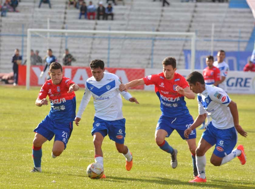 Los jugadores estudiantiles Víctor Hugo Melgar (i) y Oscar Rivera (2d) intentan frenar a un volante de San José.