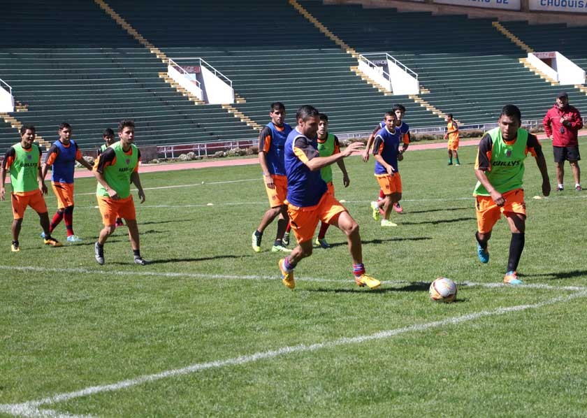 El plantel estudiantil entrenó ayer en el estadio Patria, sin la presencia de los jugadores que arrastran molestias
