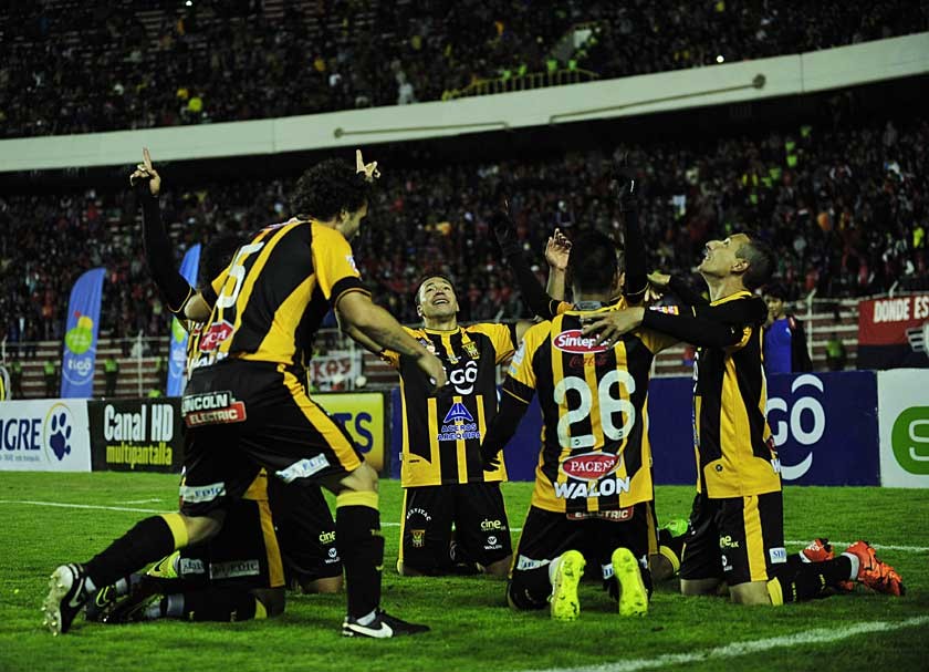 Los jugadores atigrados celebran uno de los tantos de la victoria sobre Wilstermann, con la que se mantienen en la pelea