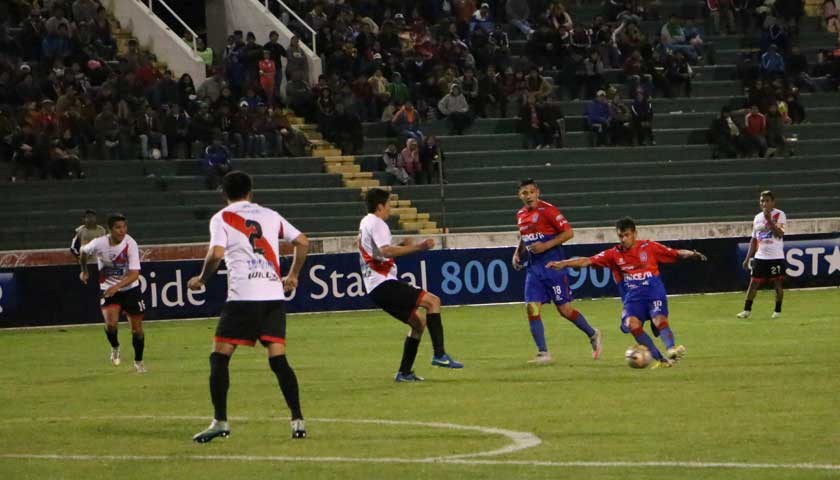 El volante brasileño Marcelo Gomes (d) controla el balón ante la marca de los jugadores potosinos anoche, en el estadio
