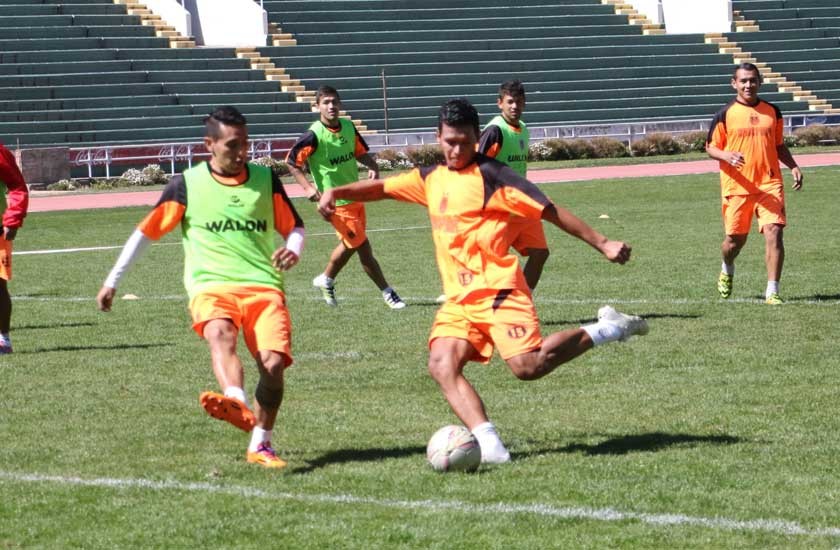 El jugador estudiantil Marcos Andia (c) se retiró lesionado antes del final del partido ante Nacional Potosí.