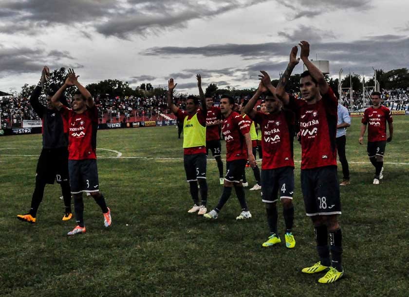 Los jugadores aviadores saludan a su hinchada luego de ganar a Ciclón en el estadio IV Centenario de Tarija.