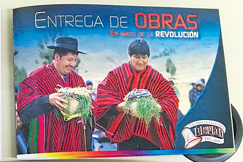 PARA RECOGER. La Gobernación de Chuquisaca presentó los programas y materiales de promoción para la celebración del 25