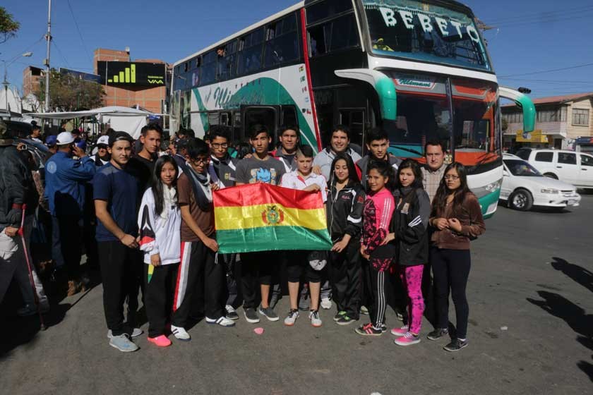 Los deportistas, que competirán en la justa trasandina, partieron ayer desde el frontis del estadio Patria.