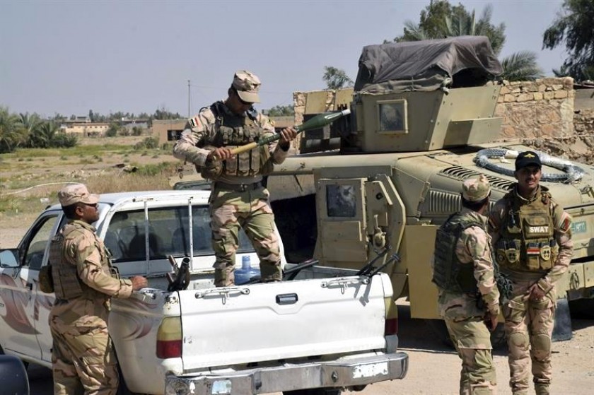 Soldados iraquíes toman posiciones en la localidad de Ramadi, en las inmediaciones de la ciudad de Faluya, Irak. EFE