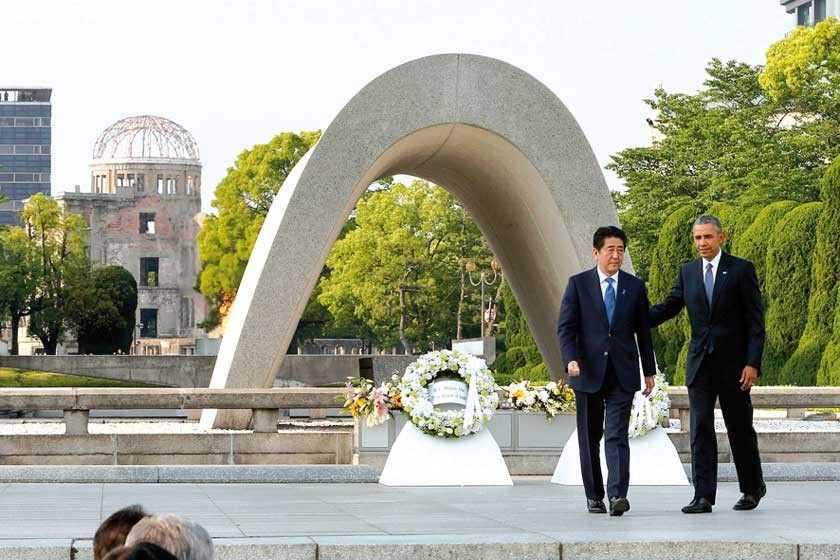 VISITA. El presidente de Estados Unidos, Barack Obama (d), y el primer ministro nipón, Shinzo Abe, en Hiroshima.