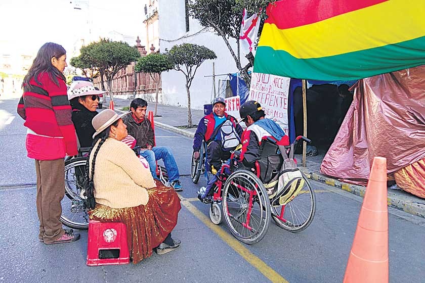 VIGILIA. Las personas con discapacidad, padres y madres de familia además de tutores permanecen en la protesta.