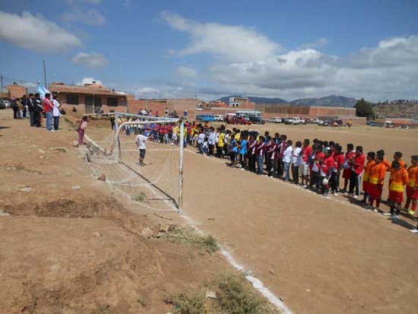 Los campeonatos de la Liga Juana Azurduy se desarrollan en las canchas de tierra del barrio del mismo nombre