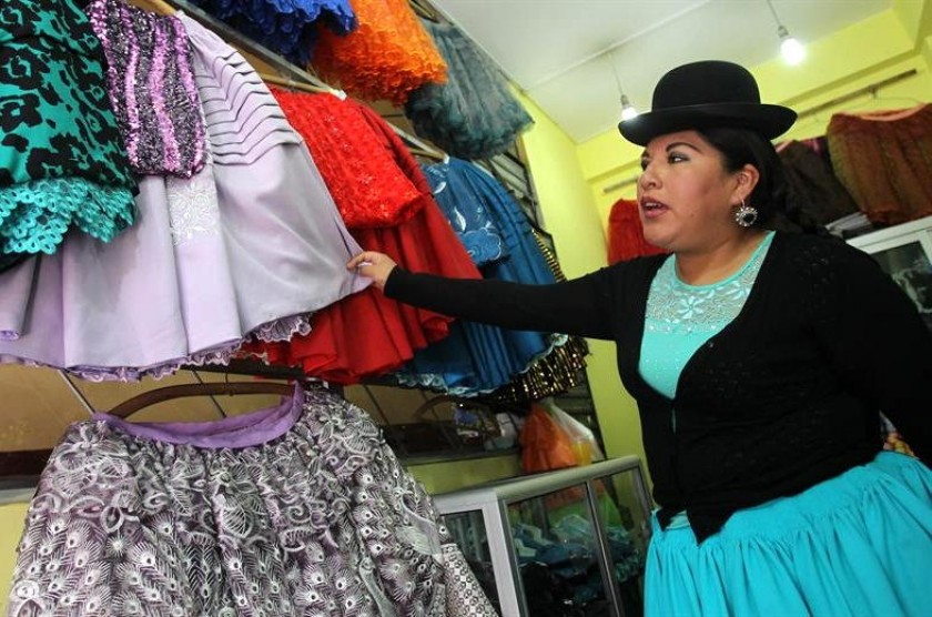 Fotografía del 18 de mayo de 2016 de la de la diseñadora boliviana Eliana Paco Paredes, de origen aimara. Foto: EFE