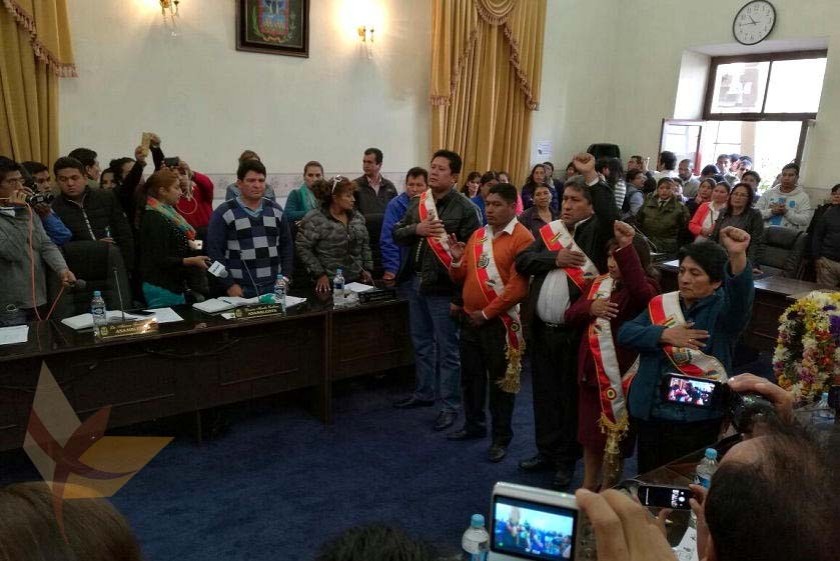 Sánchez y la nueva directiva juran en la Asamblea Legislativa Departamental de Chuquisaca. Foto: Richard Mamani