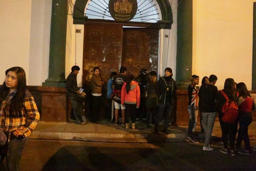 INFRACTORES. La Policía hace 15 días detuvo a 200 colegiales en estado de ebriedad y los llevó al Comando Policial.