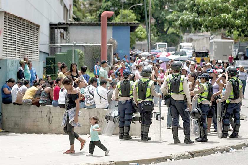 CRISIS. La escasez de productos básicos en Venezuela provoca diariamente grandes filas de ciudadanos