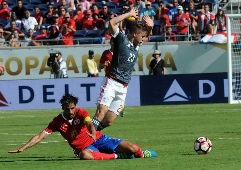 El partido entre Costa Rica y Paraguay estuvo marcado por las constantes agresiones y el calor en Orlando.