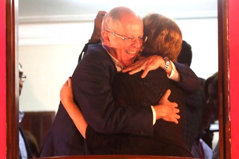 El candidato presidencial Pedro Pablo Kuczynski (i) abraza a su esposa, Nancy Lange, durante un mitin este domingo. EFE