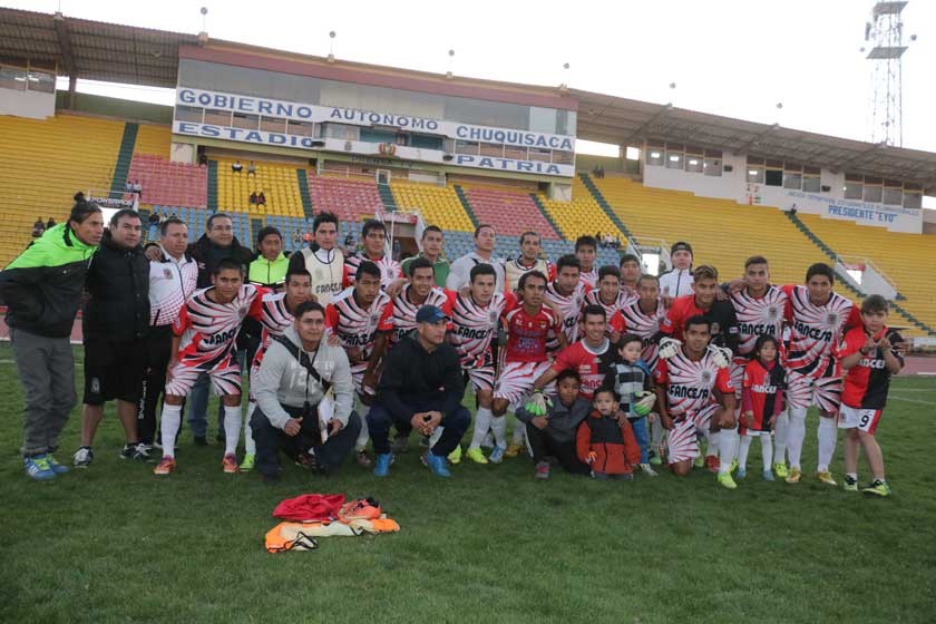 Los jugadores de Fancesa celebraron de manera mesurada el título, luego de vencer fácilmente a San Francisco