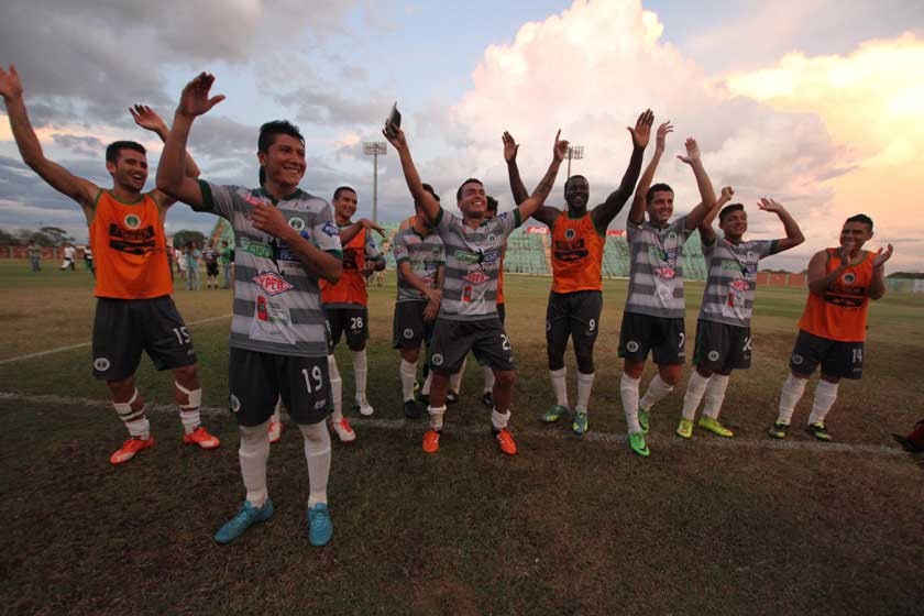 El festejo de los jugadores yacuibeños al final del partido