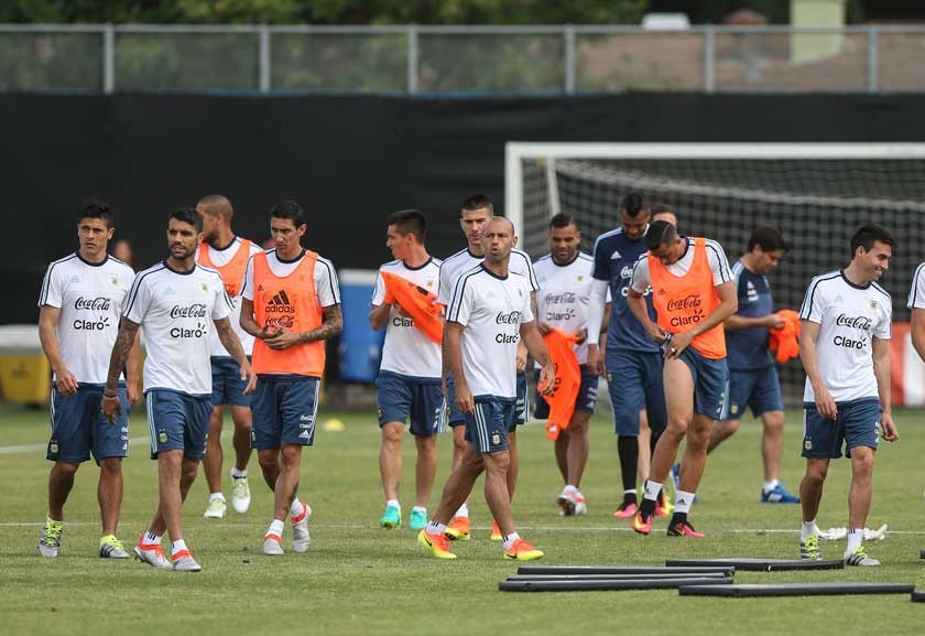 Argentinos y chilenos debutarán en la Copa América, reeditando el último partido del torneo del año pasado.
