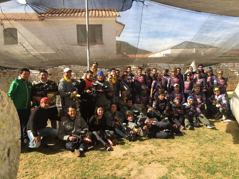 Los participantes posan para la foto oficial del Campeonato Interbancarios.