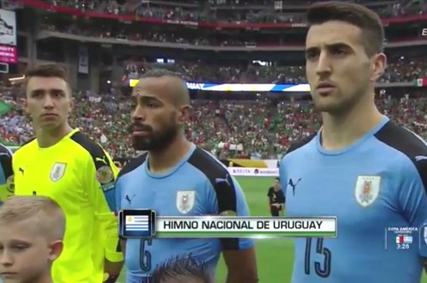 Los jugadores uruguayos se sorprendieron al escuchar otro himno en lugar del suyo. Foto: Captura de video