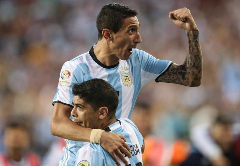 Ángel Di María y Éver Banega, figuras del partido, celebran uno de los goles del triunfo de Argentina