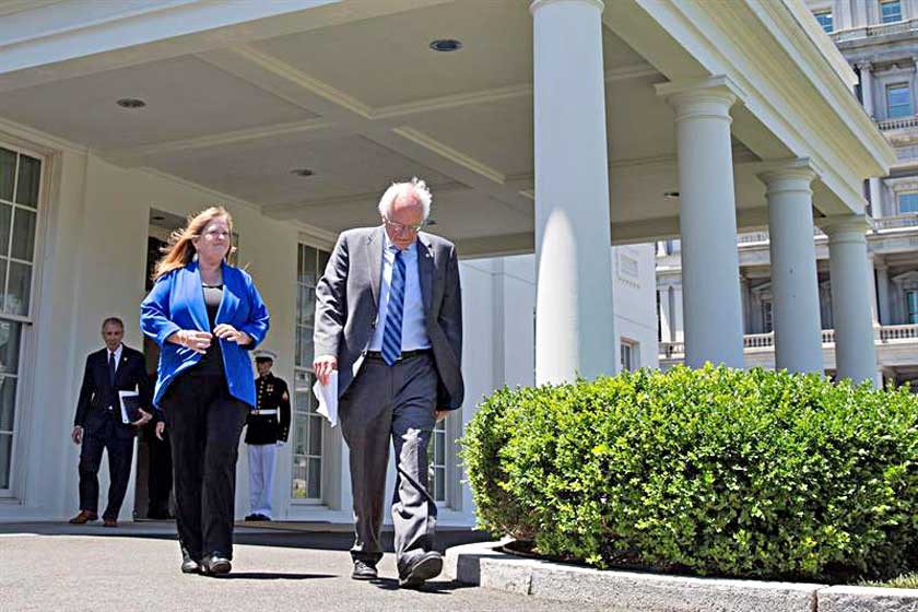 DERROTA. El derrotado aspirante presidencial demócrata, Bernie Sanders (d), junto con su esposa Jane O'Meara Sanders