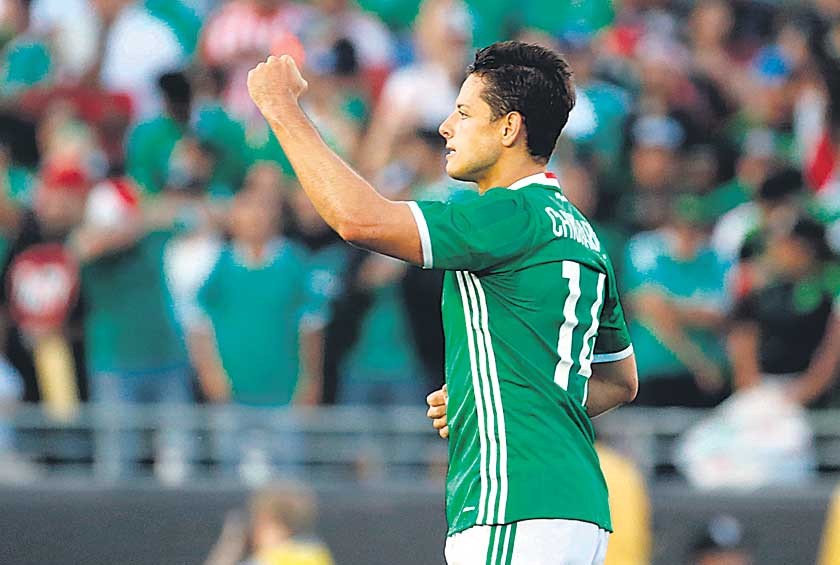 El delantero Javier Hernández festeja su conquista con la que encaminó el triunfo de los mexicanos sobre Jamaica.