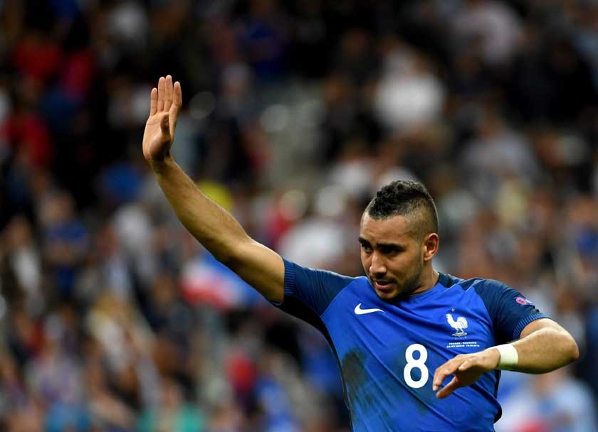 El centrocampista Dimitri Payet se convirtió ayer en el héroe de Francia, al marcar el tanto de la victoria en su debut