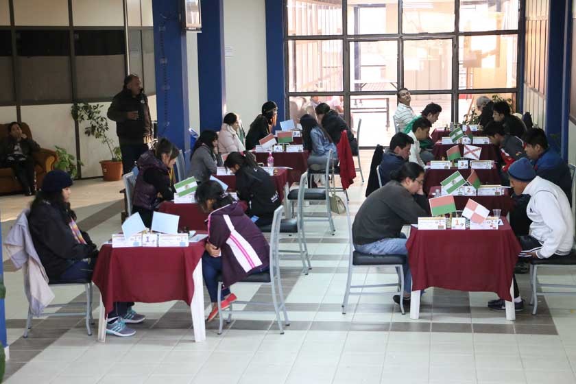 A la mitad de la competencia, los mejores ajedrecistas comienzan a perfilarse en los primeros lugares.