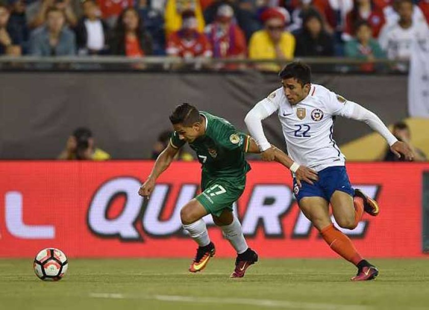 El defensor Marvin Bejarano (i) se lesionó en el partido frente a Chile y no podrá jugar el último duelo de Bolivia