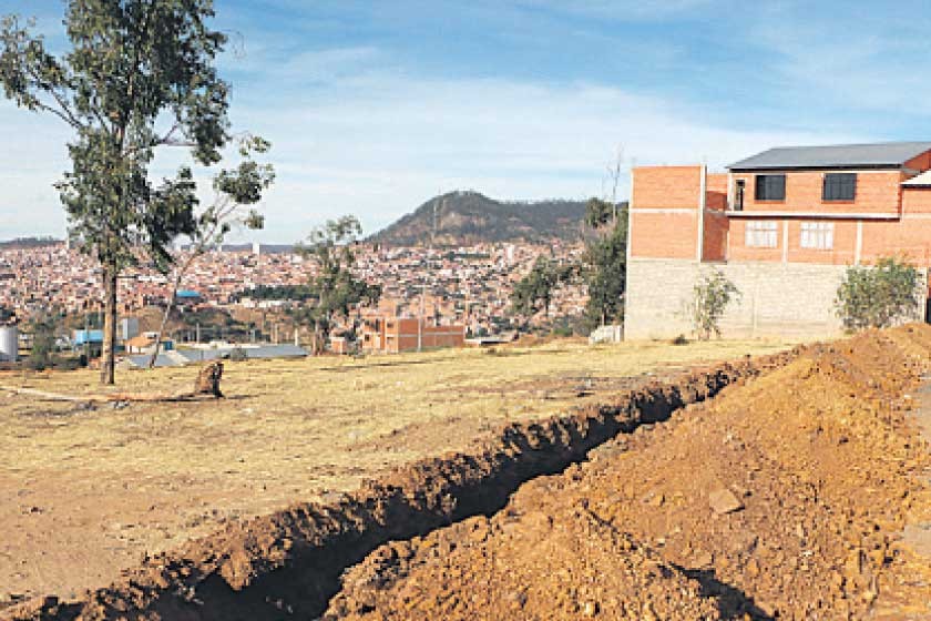 URBANIZACIÓN. Una zanja profunda donde debe instalarse la tubería de agua impide la normal circulación del vecindario