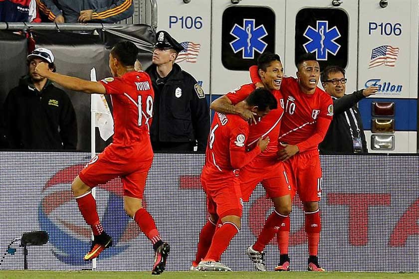 La celebración de los jugadores peruanos, que lograron la clasificación a los cuartos de final de la Copa América