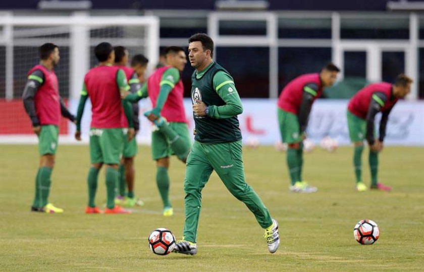 El director técnico Julio César Baldivieso (c) tendrá que practicar cambios obligados frente a Argentina.