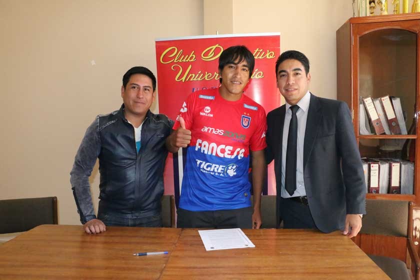 El futbolista Edwin Rivera (c) junto con el dirigente estudiantil Antonio Solano (i) y el gerente general Johan Rivera.