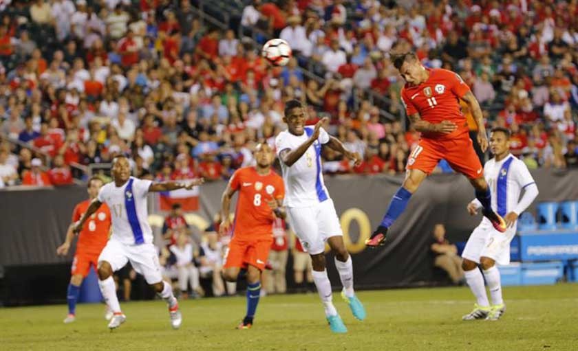 El delantero trasandino Eduardo Vargas (d) anota de cabeza el segundo gol de Chile en el triunfo sobre Panamá.