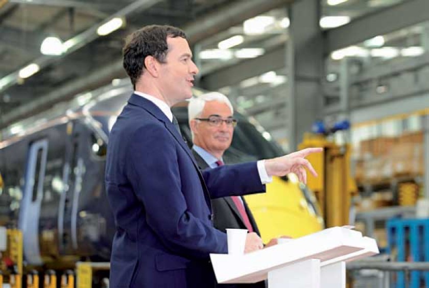 POLÍTICAS. El ministro británico de Economía, George Osborne, y el e xministro laborista Alistair Darling (d)