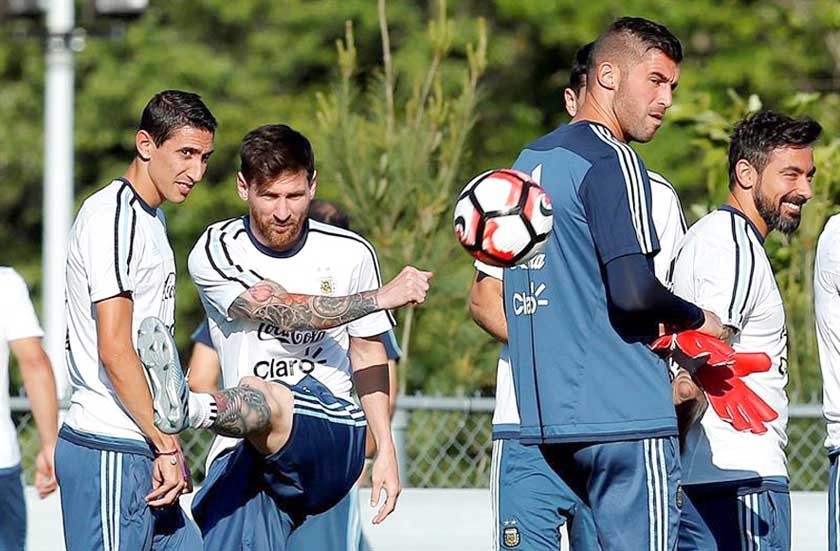 El centrodelantero Lionel Messi (2i) será la gran novedad en el partido entre Argentina y Venezuela.