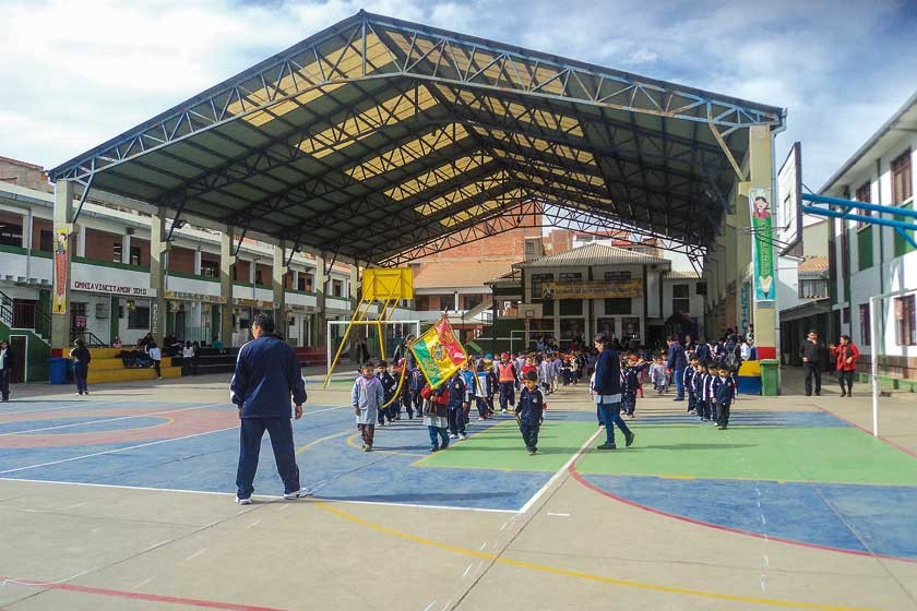 1. Alumnos ensayando en el patio de la Unidad Educativa San Juanillo para participar en el desfile por su aniversario.